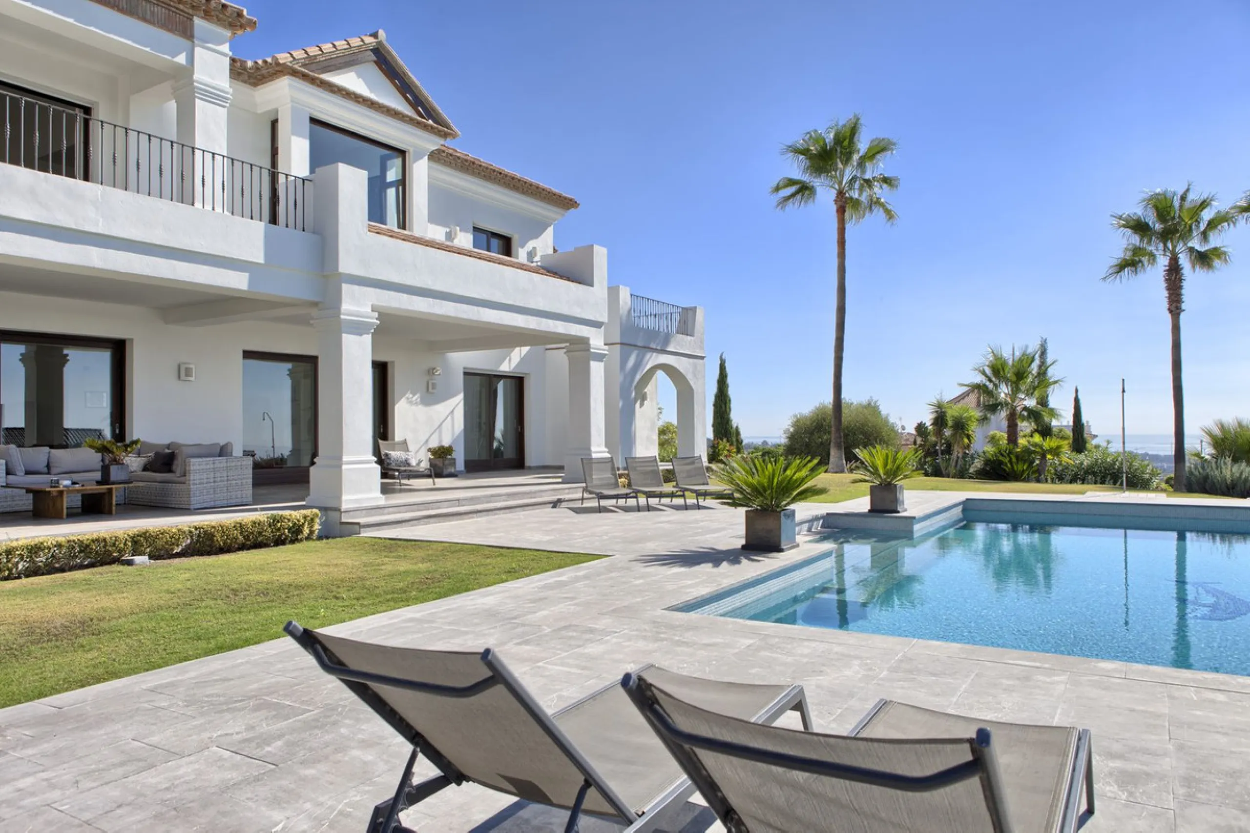 Spectacular villa built to the highest standards, located on one of the best plots of Los Flamingos Golf Resort. South facing with spectacular views of the Mediterranean.