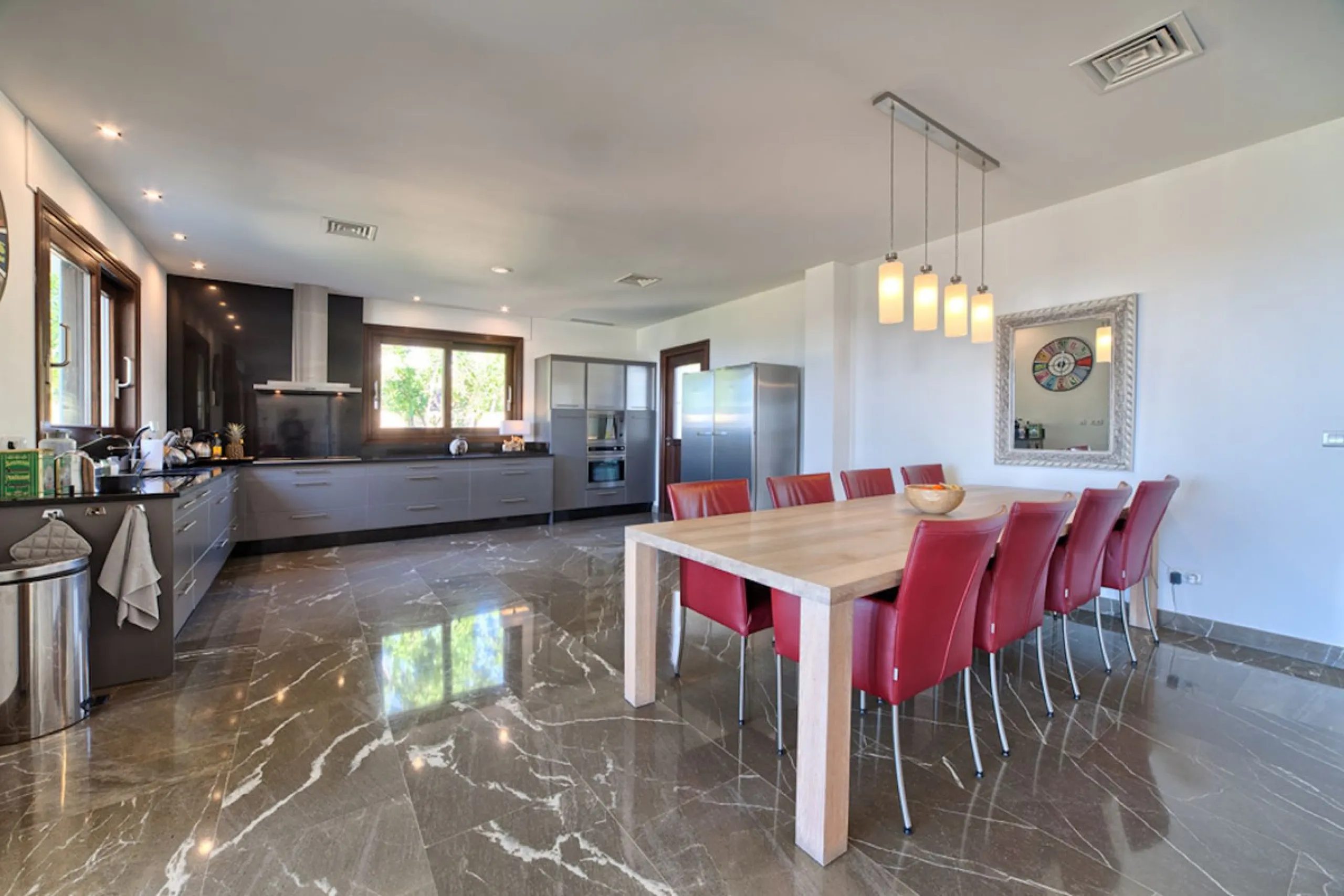 Spectacular villa built to the highest standards, located on one of the best plots of Los Flamingos Golf Resort. South facing with spectacular views of the Mediterranean.