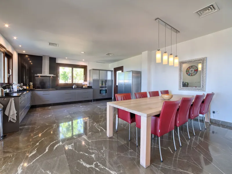 Spectacular villa built to the highest standards, located on one of the best plots of Los Flamingos Golf Resort. South facing with spectacular views of the Mediterranean.
