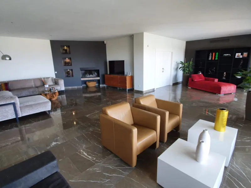 Spectacular villa built to the highest standards, located on one of the best plots of Los Flamingos Golf Resort. South facing with spectacular views of the Mediterranean.