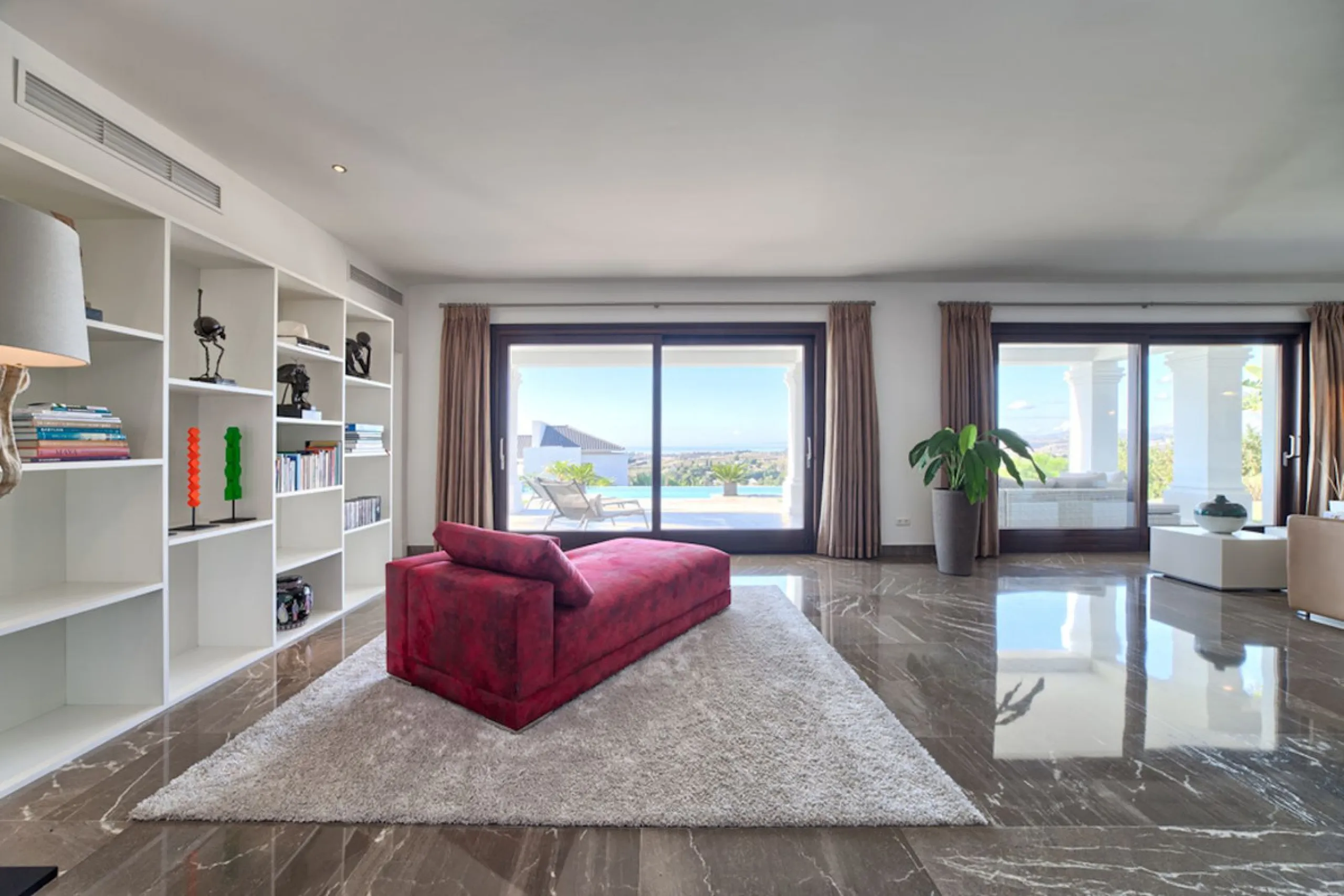 Spectacular villa built to the highest standards, located on one of the best plots of Los Flamingos Golf Resort. South facing with spectacular views of the Mediterranean.