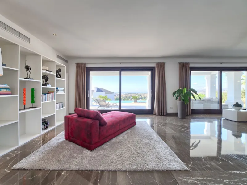 Spectacular villa built to the highest standards, located on one of the best plots of Los Flamingos Golf Resort. South facing with spectacular views of the Mediterranean.
