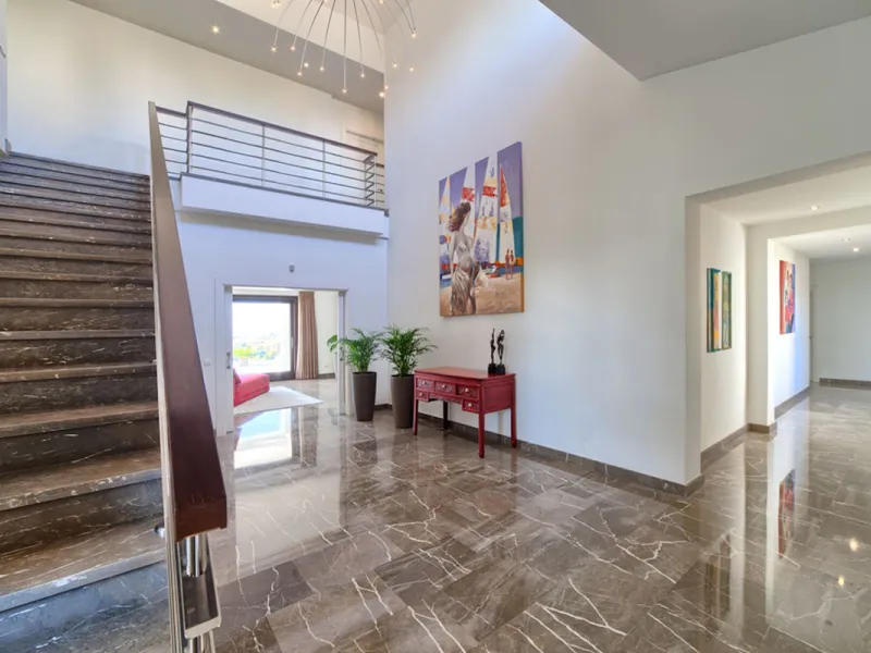 Spectacular villa built to the highest standards, located on one of the best plots of Los Flamingos Golf Resort. South facing with spectacular views of the Mediterranean.