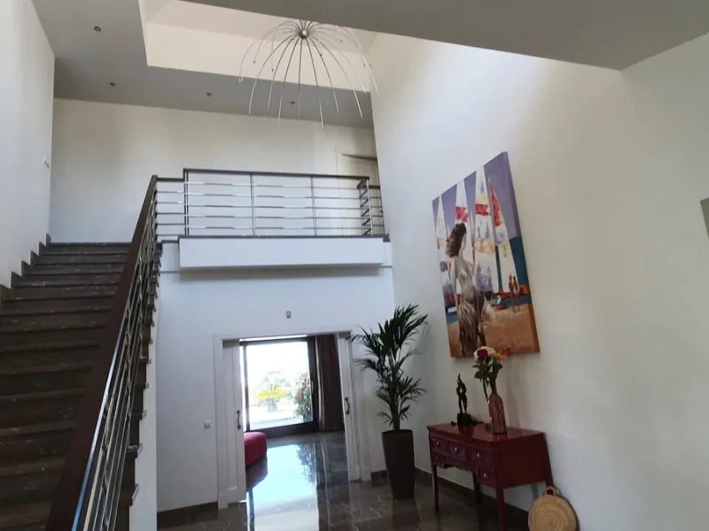 Spectacular villa built to the highest standards, located on one of the best plots of Los Flamingos Golf Resort. South facing with spectacular views of the Mediterranean.