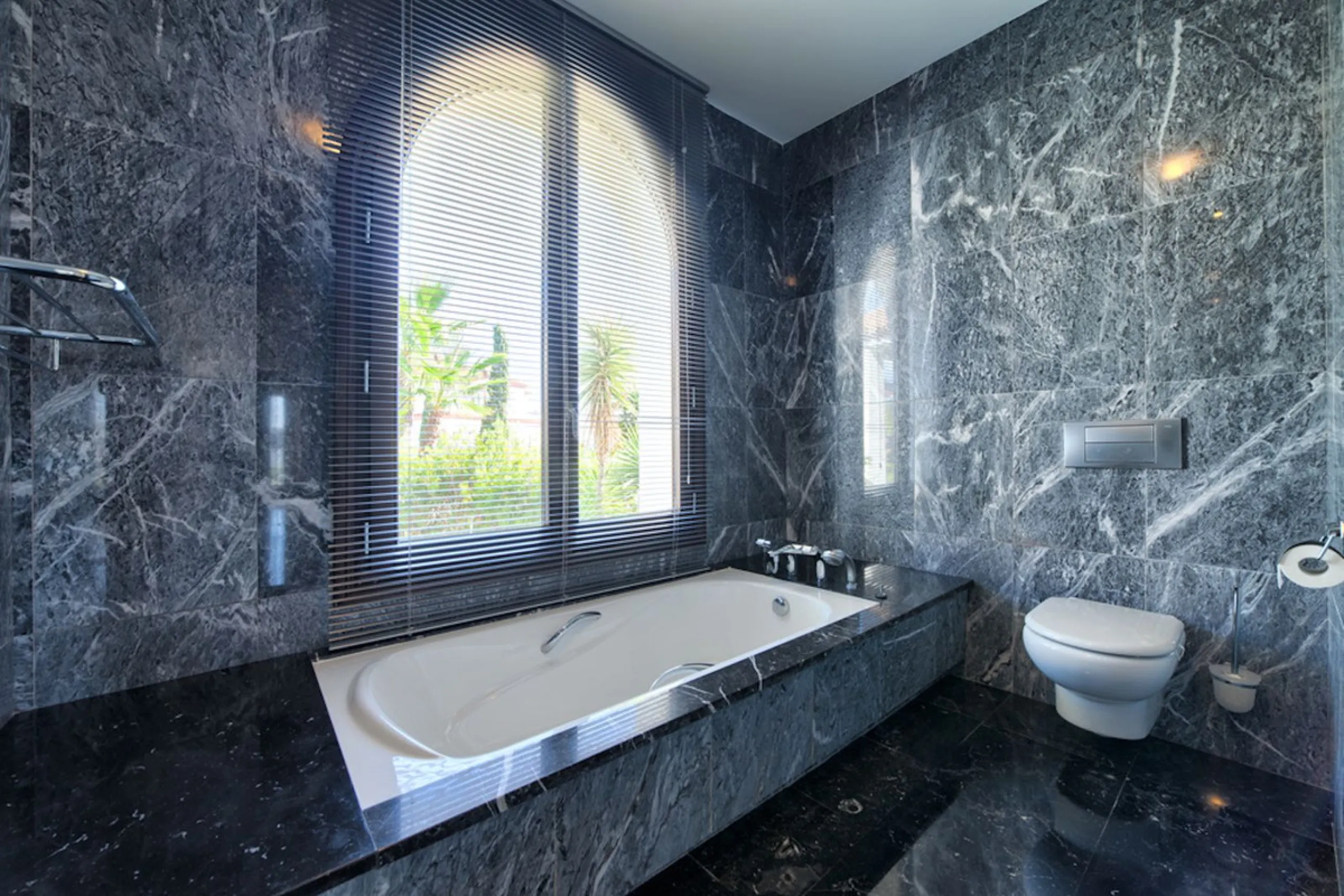 Spectacular villa built to the highest standards, located on one of the best plots of Los Flamingos Golf Resort. South facing with spectacular views of the Mediterranean.
