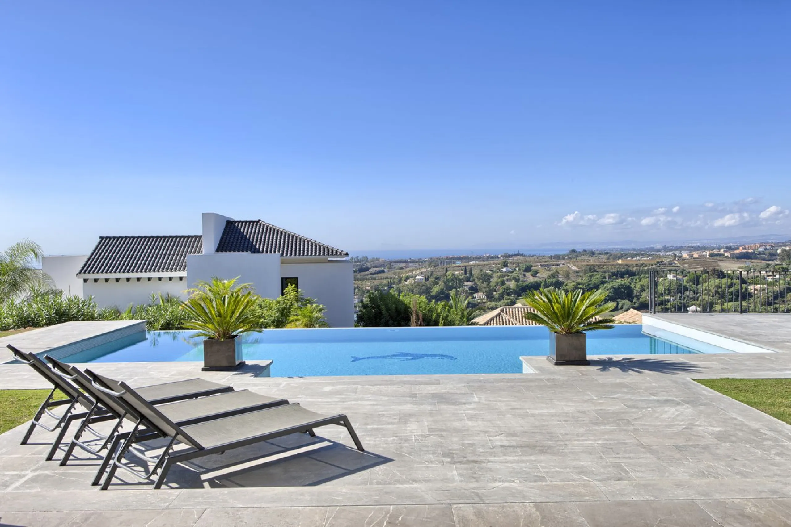 Spectacular villa built to the highest standards, located on one of the best plots of Los Flamingos Golf Resort. South facing with spectacular views of the Mediterranean.