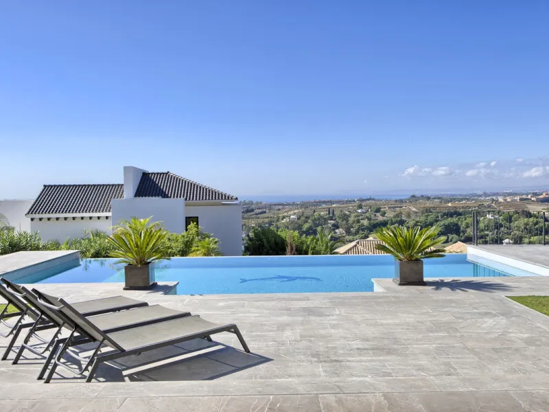 Spectacular villa built to the highest standards, located on one of the best plots of Los Flamingos Golf Resort. South facing with spectacular views of the Mediterranean.
