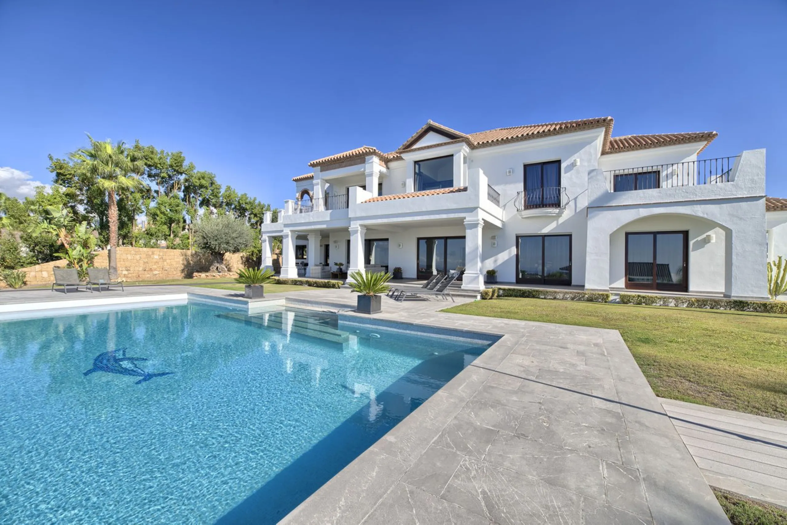 Spectacular villa built to the highest standards, located on one of the best plots of Los Flamingos Golf Resort. South facing with spectacular views of the Mediterranean.