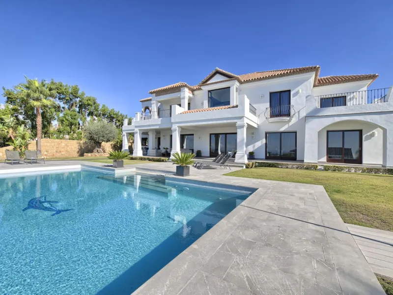 Spectacular villa built to the highest standards, located on one of the best plots of Los Flamingos Golf Resort. South facing with spectacular views of the Mediterranean.
