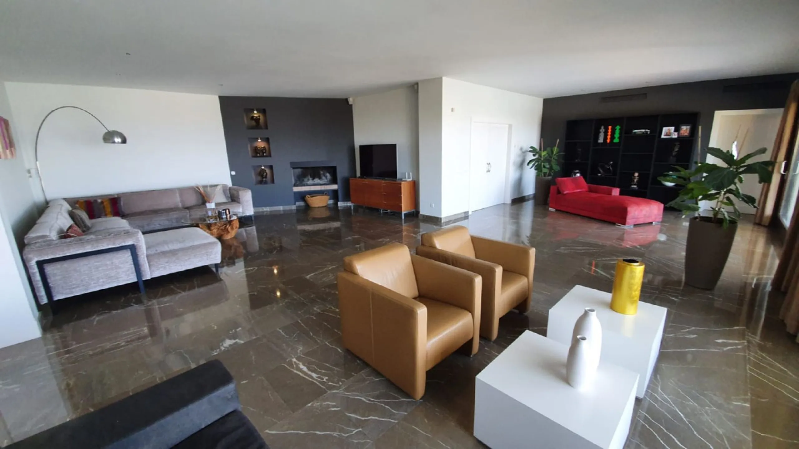 Spectacular villa built to the highest standards, located on one of the best plots of Los Flamingos Golf Resort. South facing with spectacular views of the Mediterranean.