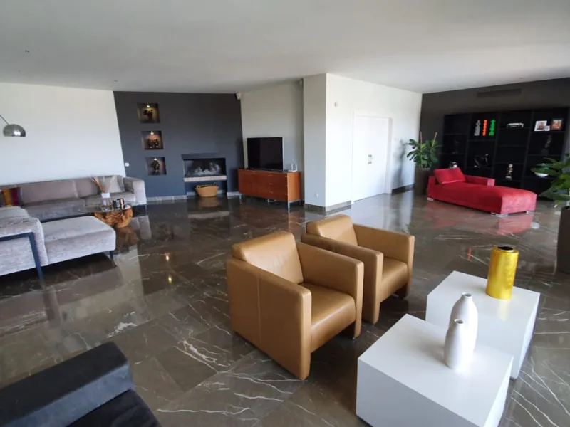 Spectacular villa built to the highest standards, located on one of the best plots of Los Flamingos Golf Resort. South facing with spectacular views of the Mediterranean.