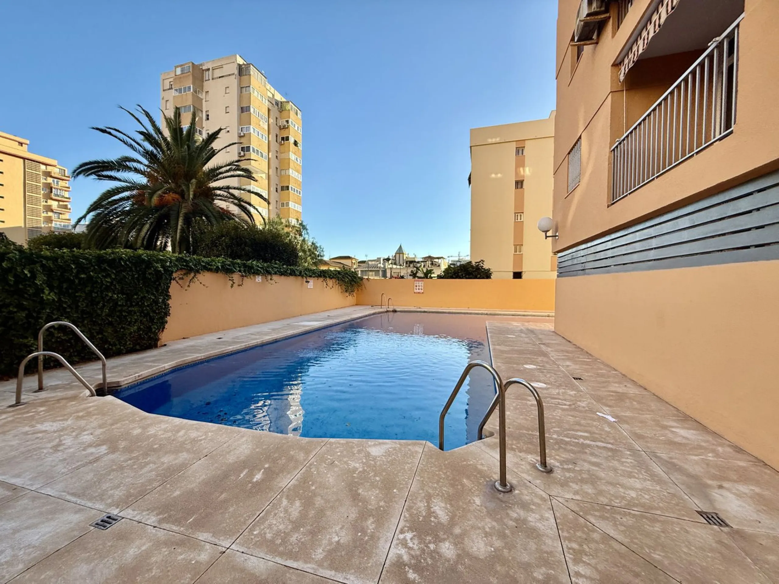 Apartment - Middle Floor Apartment в продаже в Fuengirola, Málaga. В доме 3 спален и 1 ванных комнат. Площадь дома 74 м²