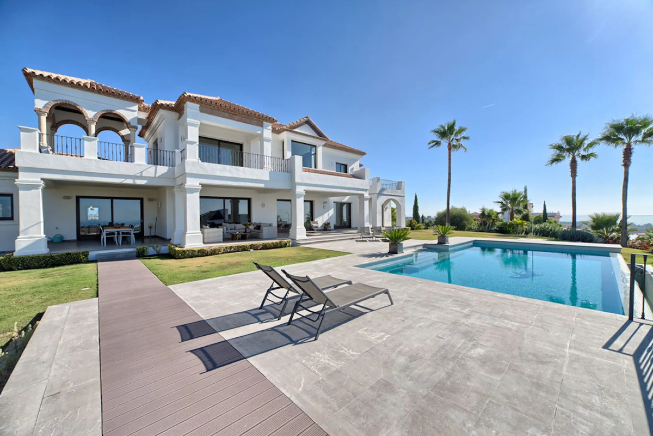 Spectacular villa built to the highest standards, located on one of the best plots of Los Flamingos Golf Resort. South facing with spectacular views of the Mediterranean.