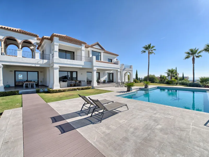 Spectacular villa built to the highest standards, located on one of the best plots of Los Flamingos Golf Resort. South facing with spectacular views of the Mediterranean.