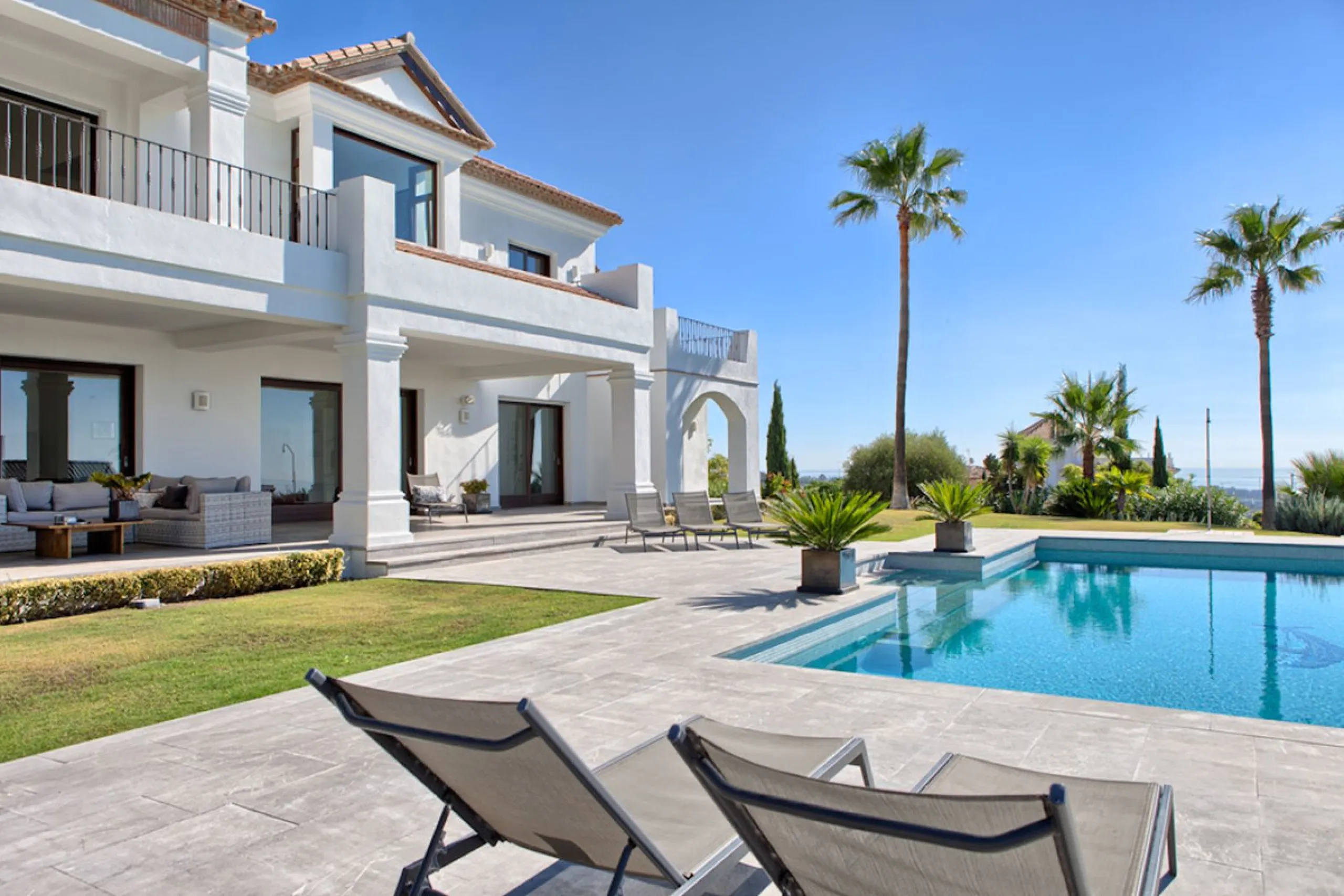 Spectacular villa built to the highest standards, located on one of the best plots of Los Flamingos Golf Resort. South facing with spectacular views of the Mediterranean.