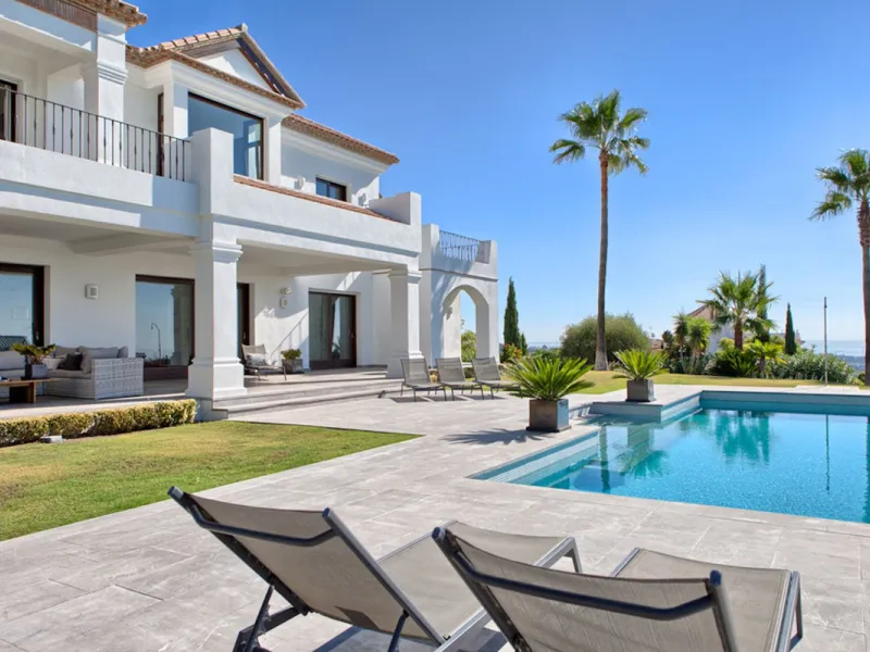 Spectacular villa built to the highest standards, located on one of the best plots of Los Flamingos Golf Resort. South facing with spectacular views of the Mediterranean.