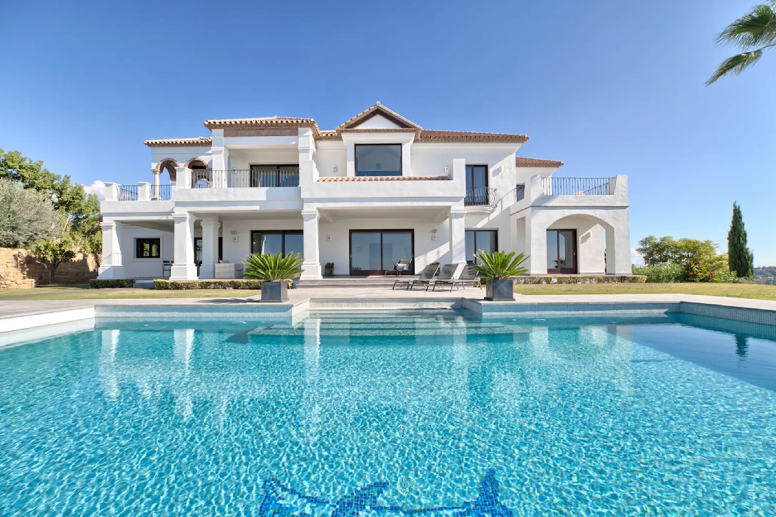 Spectacular villa built to the highest standards, located on one of the best plots of Los Flamingos Golf Resort. South facing with spectacular views of the Mediterranean.