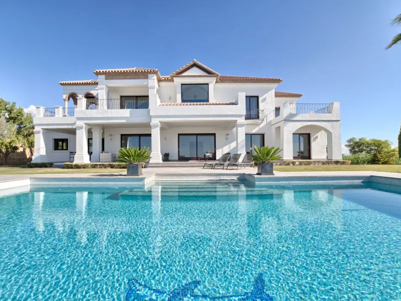 Spectacular villa built to the highest standards, located on one of the best plots of Los Flamingos Golf Resort. South facing with spectacular views of the Mediterranean.
