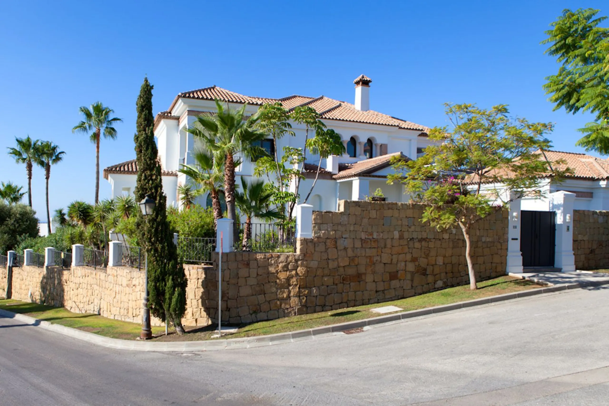Spectacular villa built to the highest standards, located on one of the best plots of Los Flamingos Golf Resort. South facing with spectacular views of the Mediterranean.