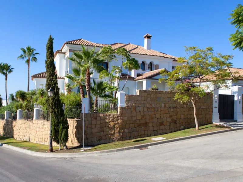 Spectacular villa built to the highest standards, located on one of the best plots of Los Flamingos Golf Resort. South facing with spectacular views of the Mediterranean.