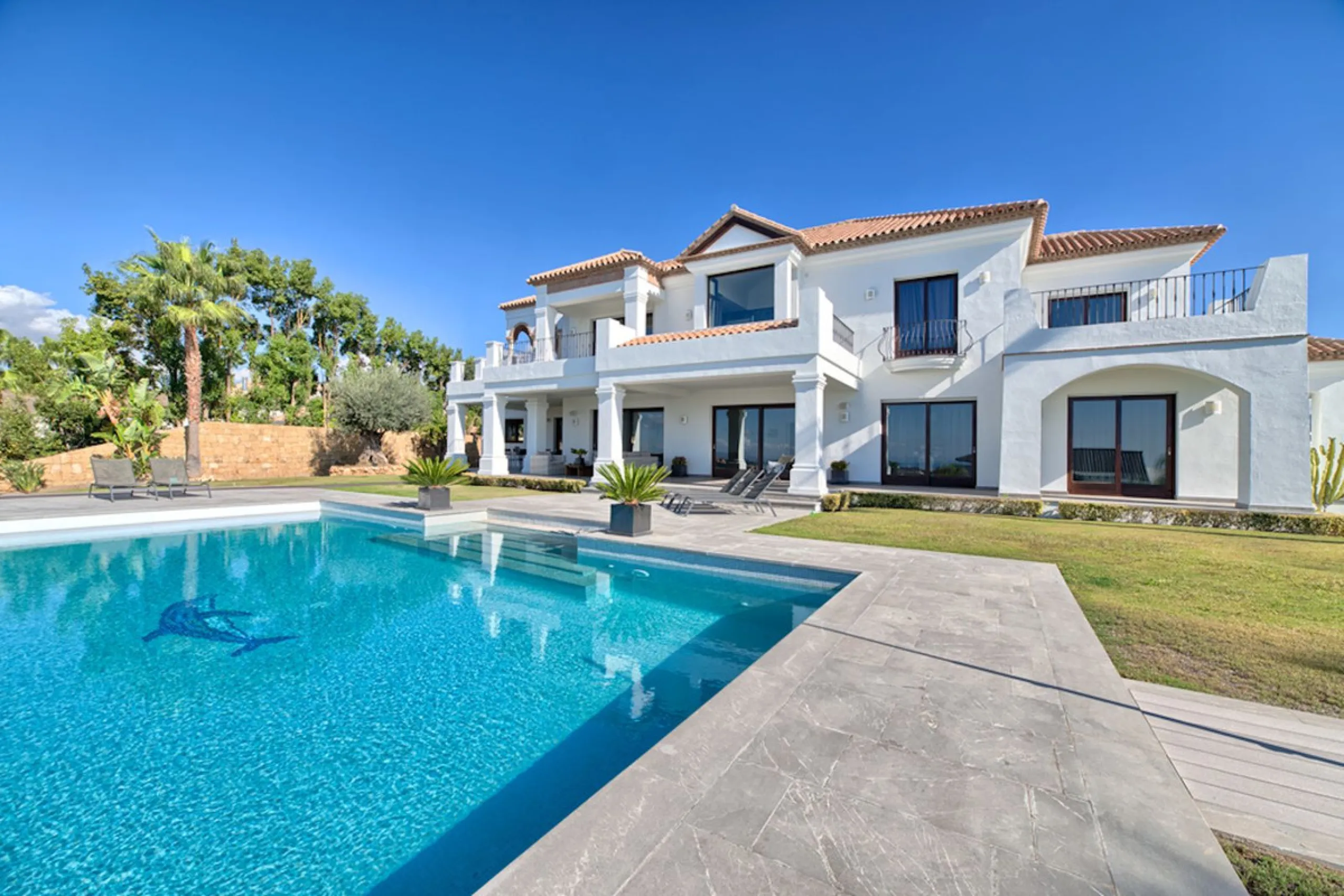 Spectacular villa built to the highest standards, located on one of the best plots of Los Flamingos Golf Resort. South facing with spectacular views of the Mediterranean.