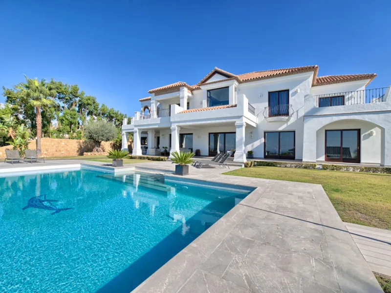 Spectacular villa built to the highest standards, located on one of the best plots of Los Flamingos Golf Resort. South facing with spectacular views of the Mediterranean.