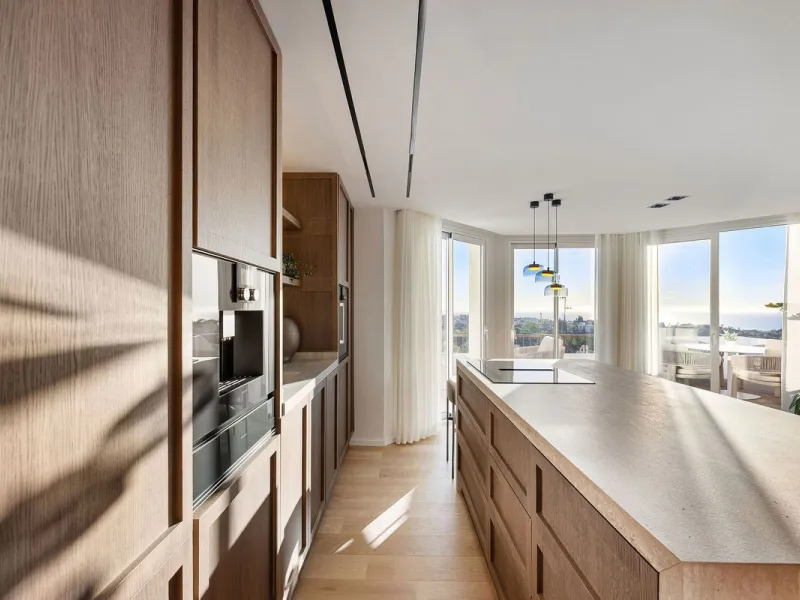 Set within the prestigious Golden Mile, this exquisite fully renovated duplex penthouse in the sought-after Coto Real is a rare blend of elegance, comfort, and breathtaking scenery. South-facing and bathed in natural light throughout the day, the property