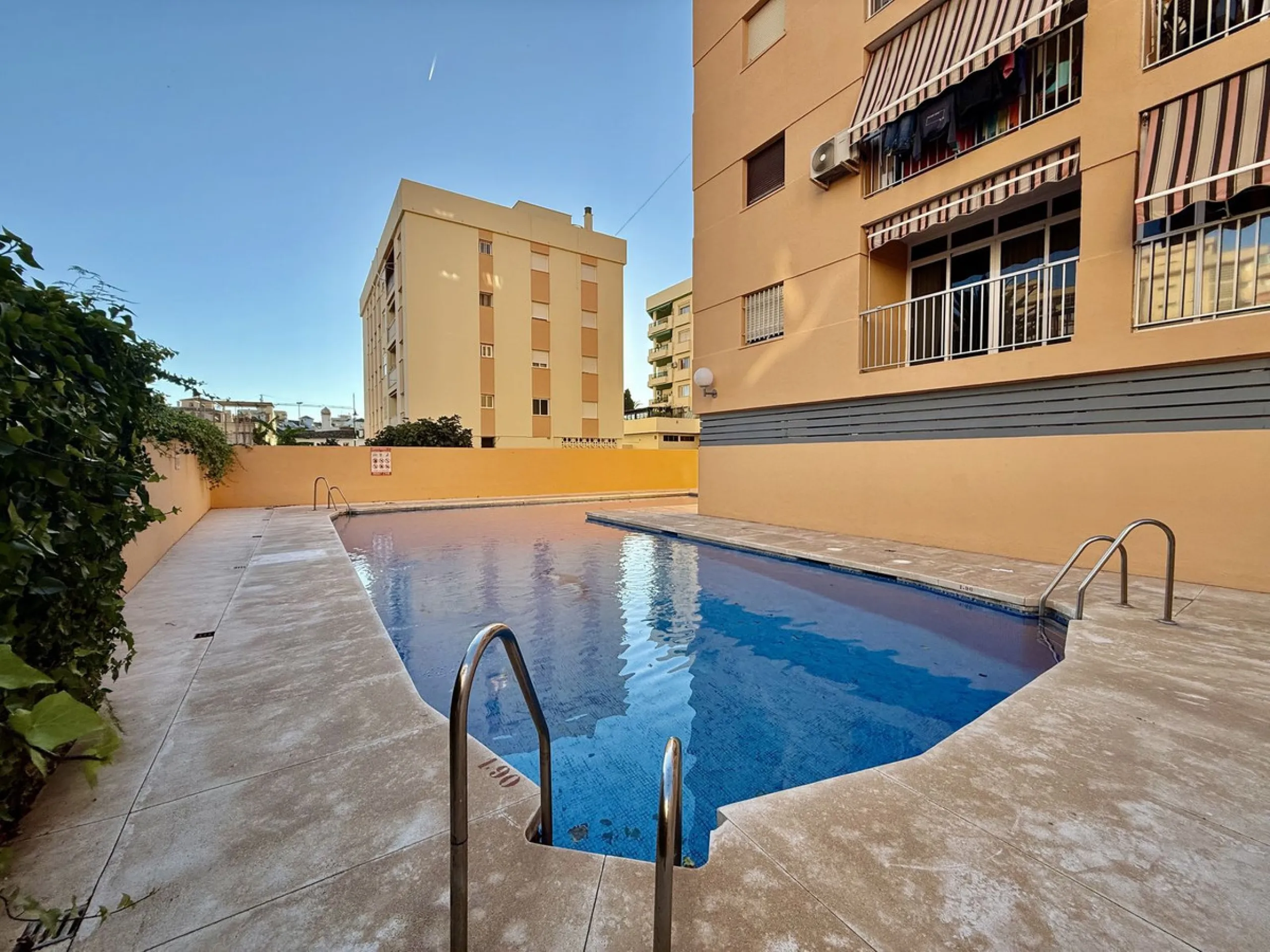 Apartment - Middle Floor Apartment в продаже в Fuengirola, Málaga. В доме 3 спален и 1 ванных комнат. Площадь дома 74 м²