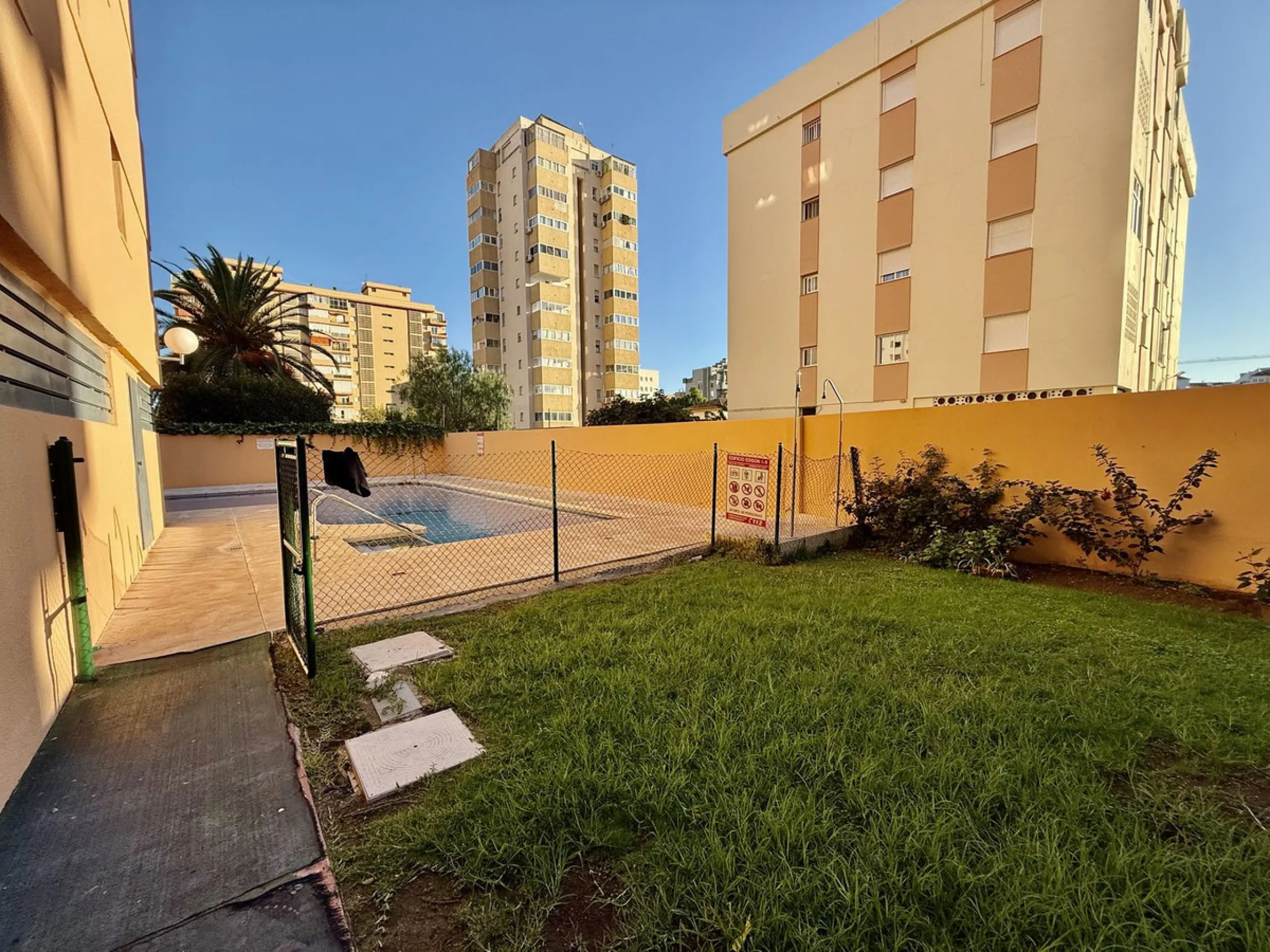 Apartment - Middle Floor Apartment в продаже в Fuengirola, Málaga. В доме 3 спален и 1 ванных комнат. Площадь дома 74 м²