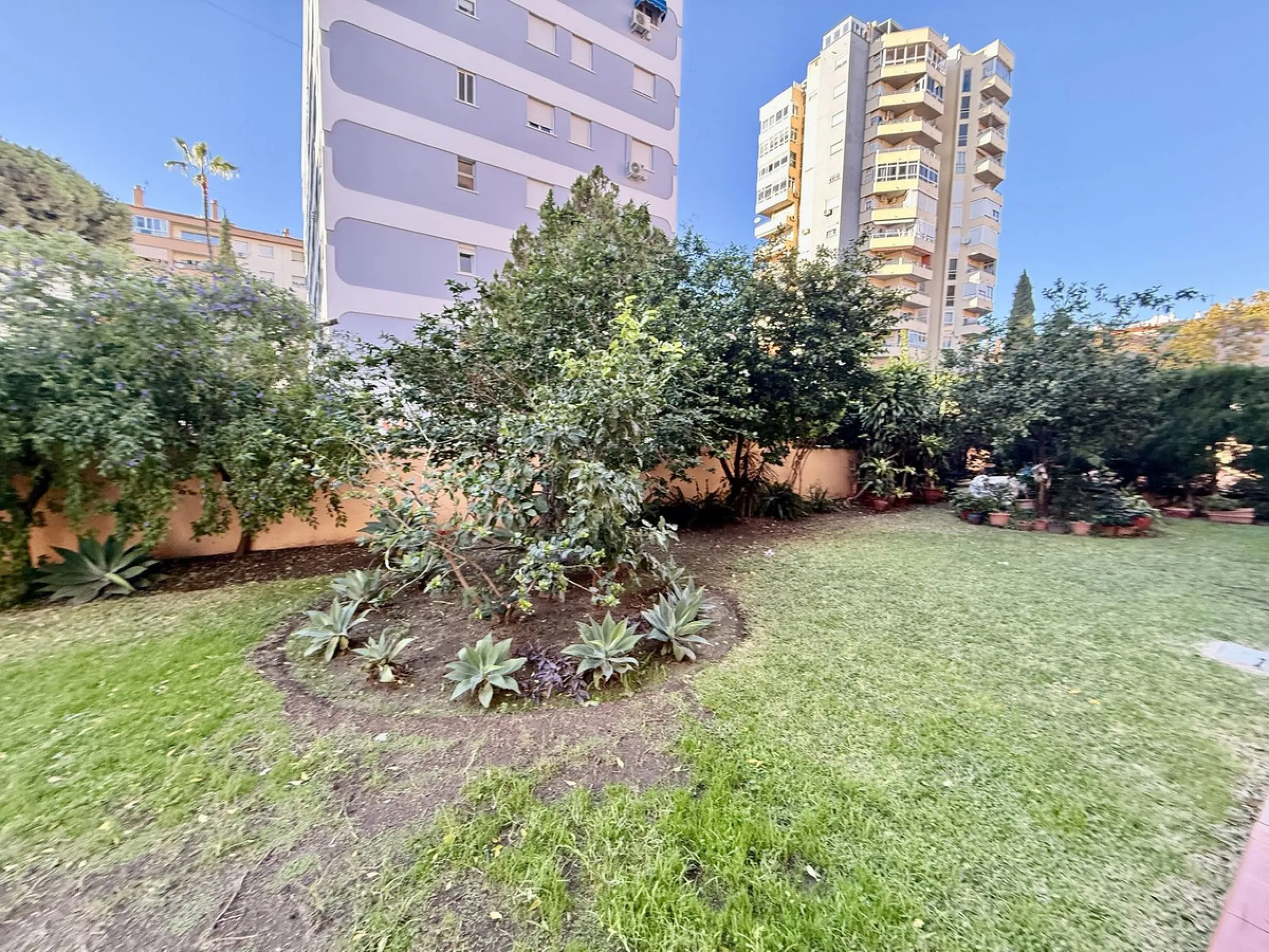 Apartment - Middle Floor Apartment в продаже в Fuengirola, Málaga. В доме 3 спален и 1 ванных комнат. Площадь дома 74 м²