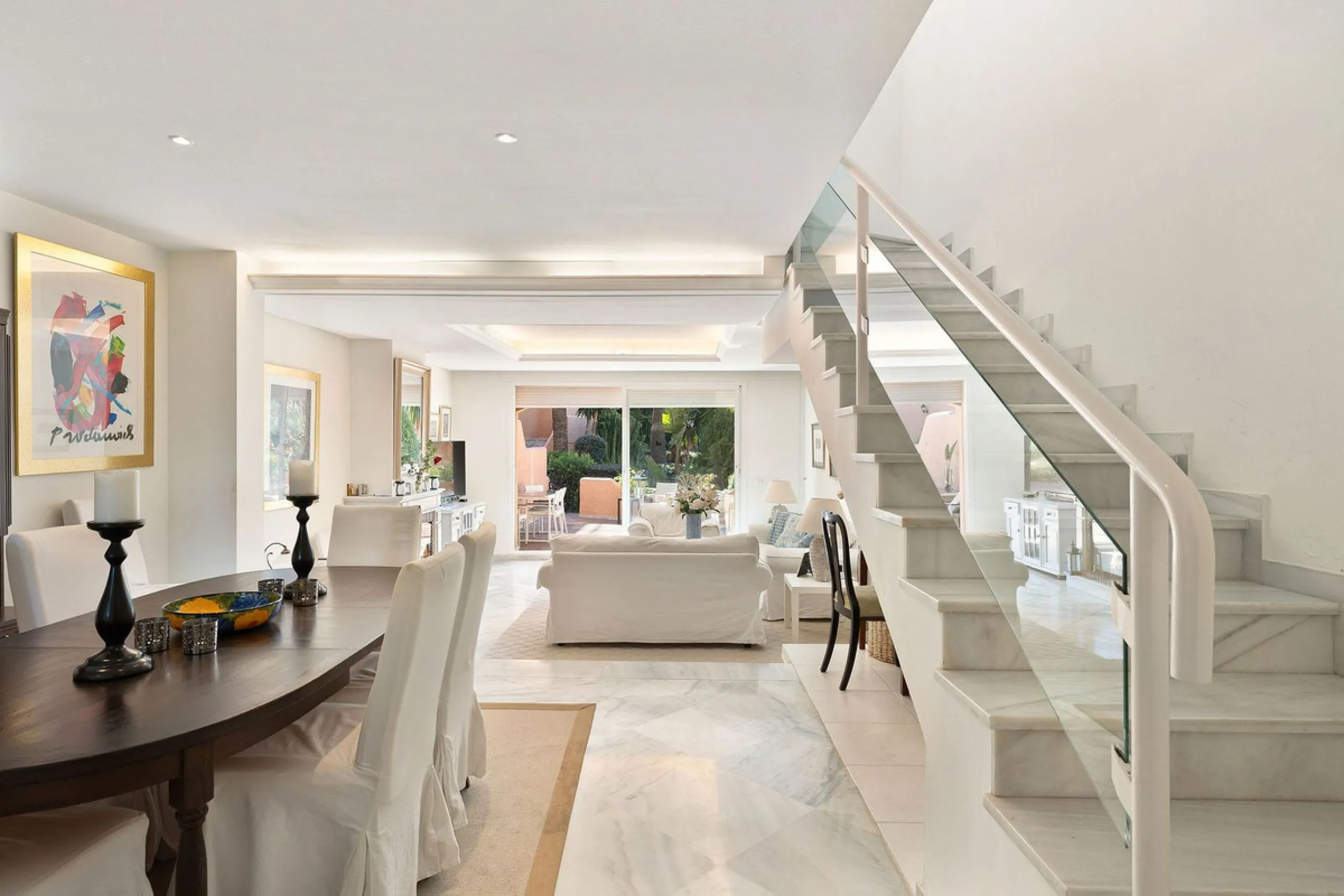This well presented three-bedroom townhouse spans three spacious levels, combining comfort, space, and a great location in the heart of Nueva Andalucía. A wide selection of restaurants, cafés, bars, and boutiques are within walking distance, while Puerto 