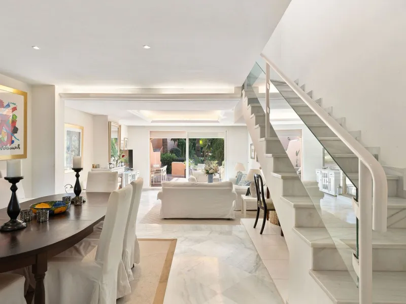 This well presented three-bedroom townhouse spans three spacious levels, combining comfort, space, and a great location in the heart of Nueva Andalucía. A wide selection of restaurants, cafés, bars, and boutiques are within walking distance, while Puerto 