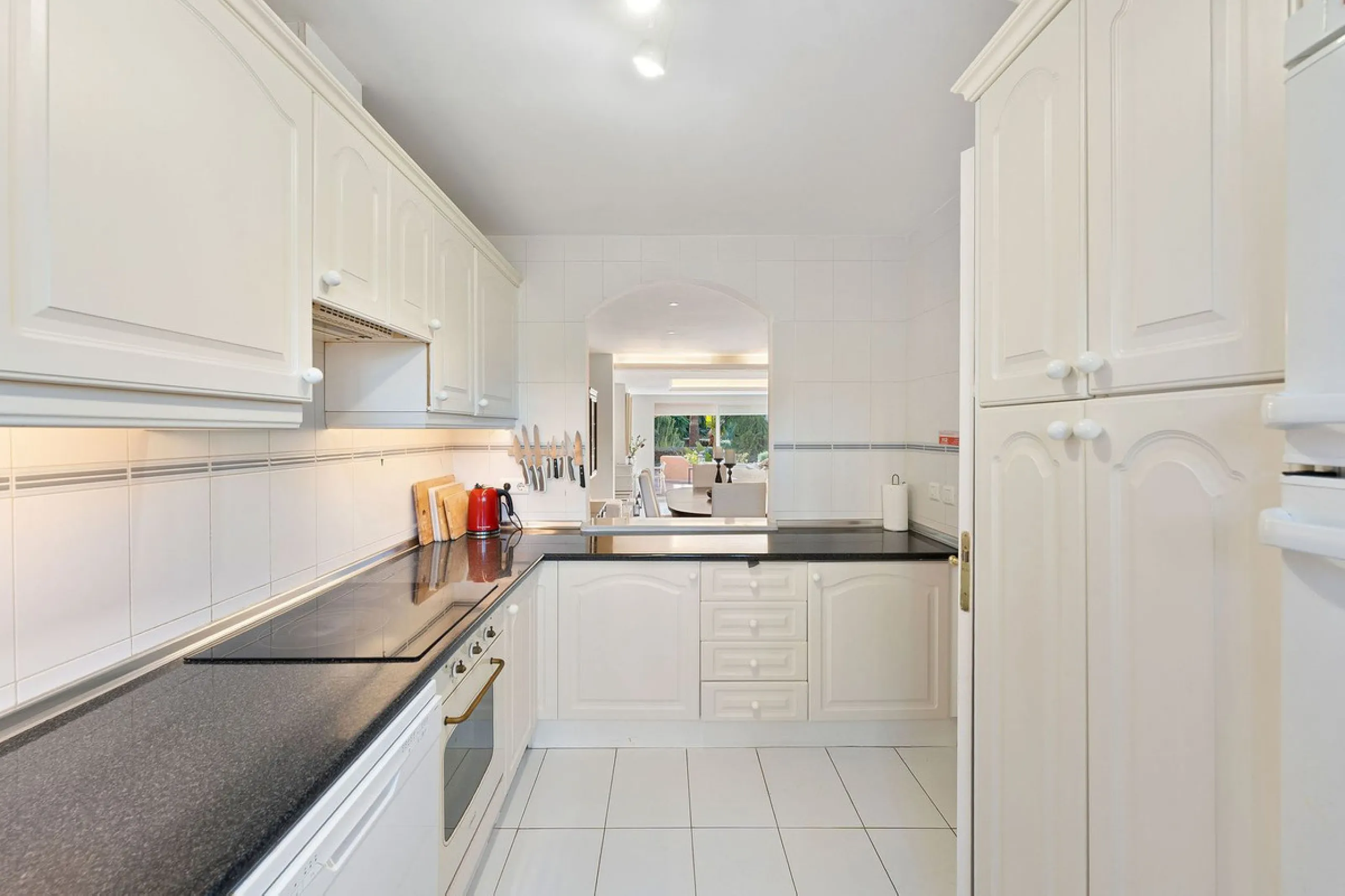This well presented three-bedroom townhouse spans three spacious levels, combining comfort, space, and a great location in the heart of Nueva Andalucía. A wide selection of restaurants, cafés, bars, and boutiques are within walking distance, while Puerto 