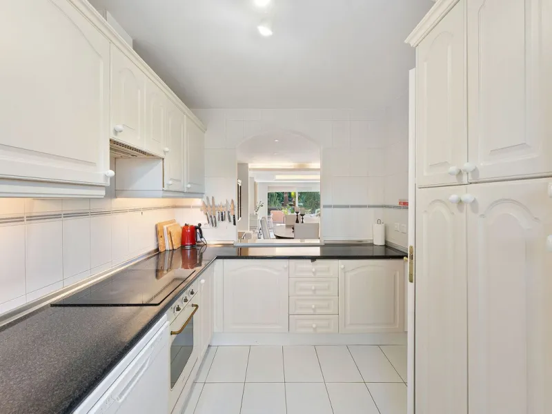 This well presented three-bedroom townhouse spans three spacious levels, combining comfort, space, and a great location in the heart of Nueva Andalucía. A wide selection of restaurants, cafés, bars, and boutiques are within walking distance, while Puerto 