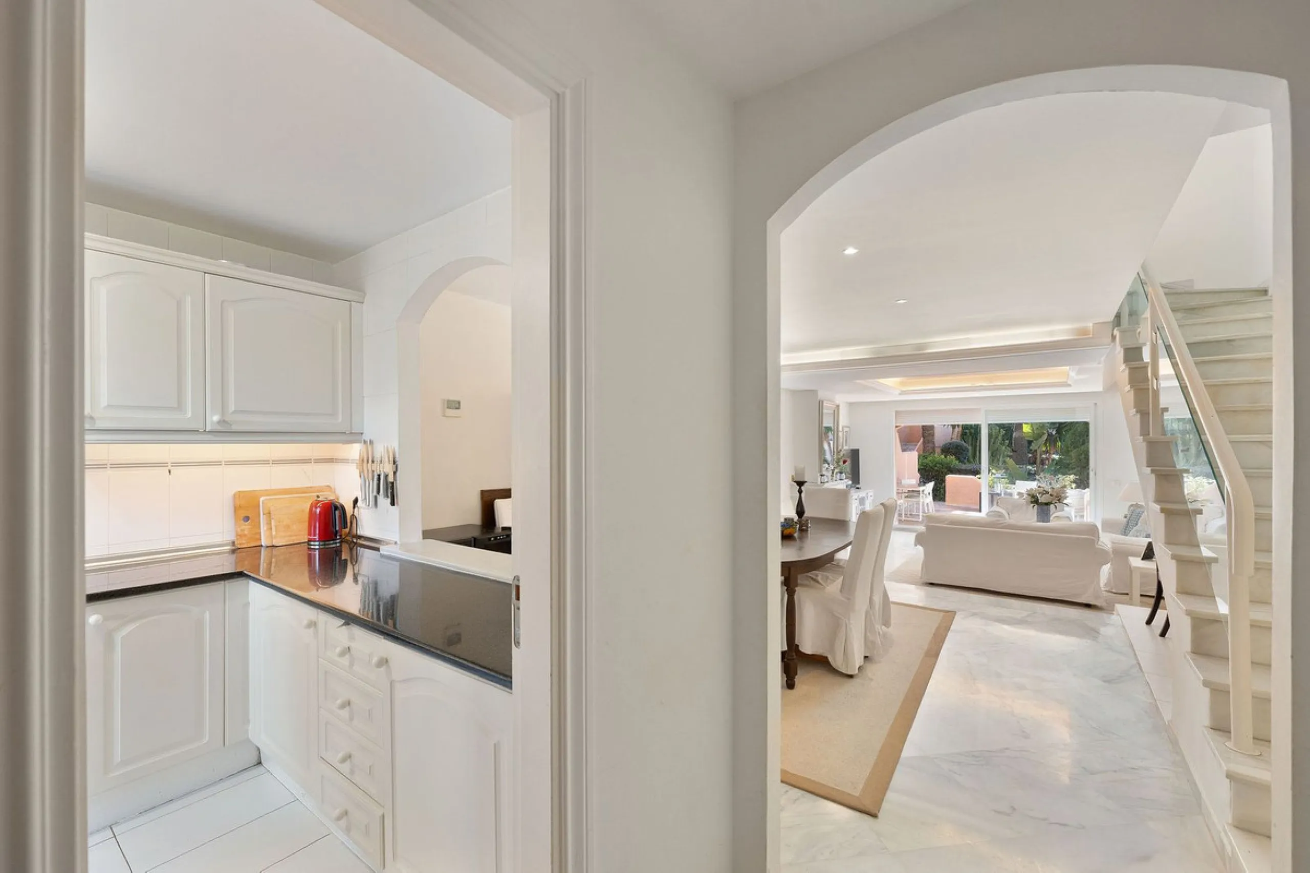 This well presented three-bedroom townhouse spans three spacious levels, combining comfort, space, and a great location in the heart of Nueva Andalucía. A wide selection of restaurants, cafés, bars, and boutiques are within walking distance, while Puerto 