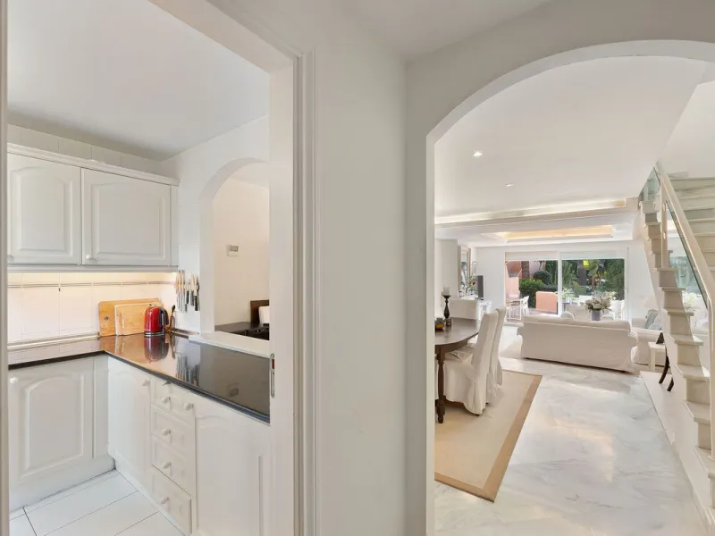 This well presented three-bedroom townhouse spans three spacious levels, combining comfort, space, and a great location in the heart of Nueva Andalucía. A wide selection of restaurants, cafés, bars, and boutiques are within walking distance, while Puerto 