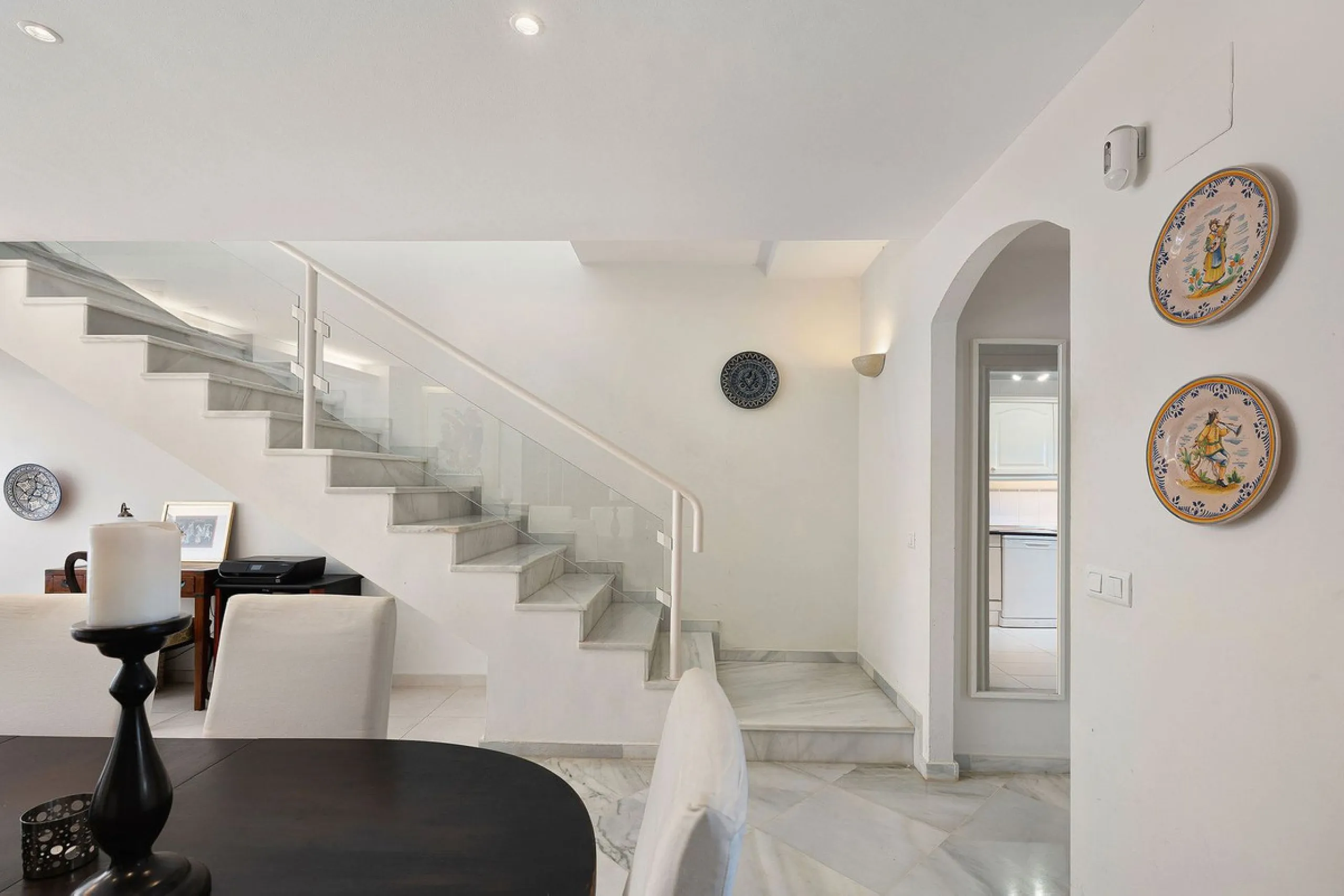 This well presented three-bedroom townhouse spans three spacious levels, combining comfort, space, and a great location in the heart of Nueva Andalucía. A wide selection of restaurants, cafés, bars, and boutiques are within walking distance, while Puerto 