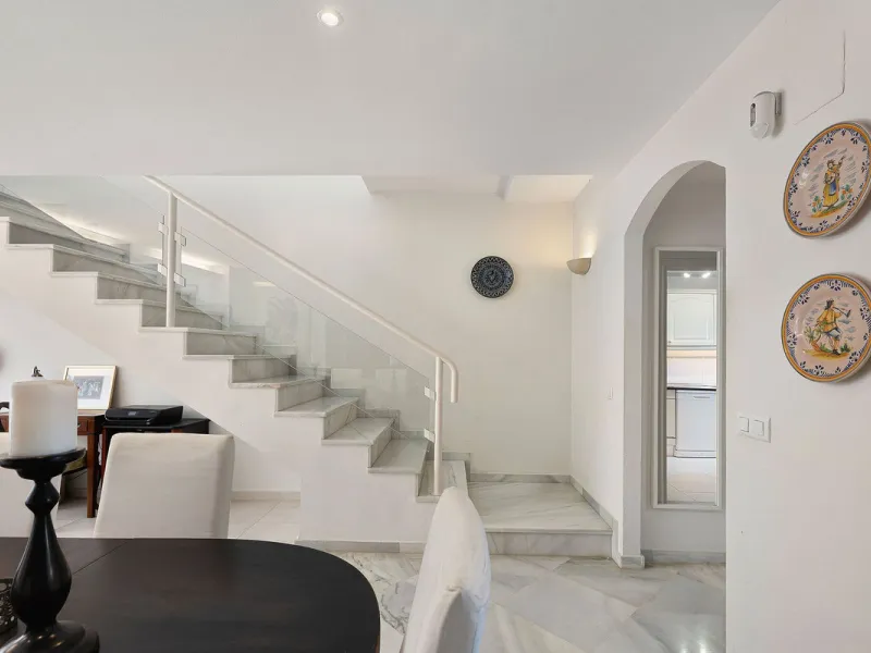 This well presented three-bedroom townhouse spans three spacious levels, combining comfort, space, and a great location in the heart of Nueva Andalucía. A wide selection of restaurants, cafés, bars, and boutiques are within walking distance, while Puerto 