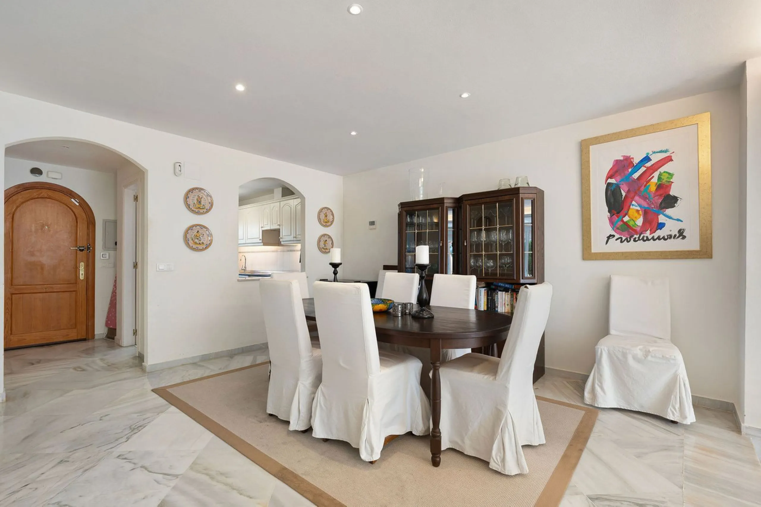 This well presented three-bedroom townhouse spans three spacious levels, combining comfort, space, and a great location in the heart of Nueva Andalucía. A wide selection of restaurants, cafés, bars, and boutiques are within walking distance, while Puerto 