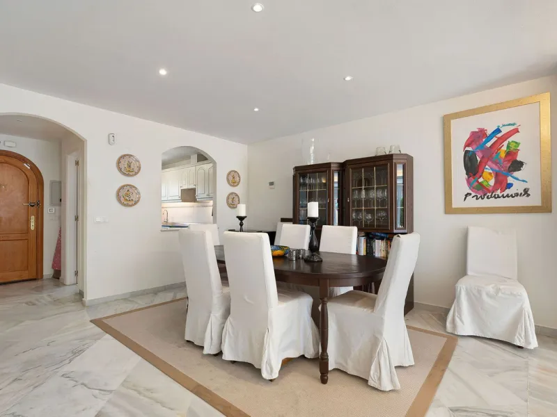 This well presented three-bedroom townhouse spans three spacious levels, combining comfort, space, and a great location in the heart of Nueva Andalucía. A wide selection of restaurants, cafés, bars, and boutiques are within walking distance, while Puerto 