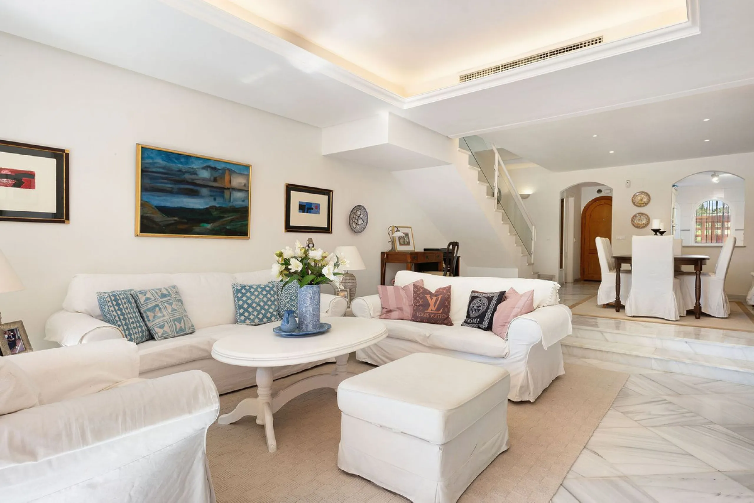 This well presented three-bedroom townhouse spans three spacious levels, combining comfort, space, and a great location in the heart of Nueva Andalucía. A wide selection of restaurants, cafés, bars, and boutiques are within walking distance, while Puerto 