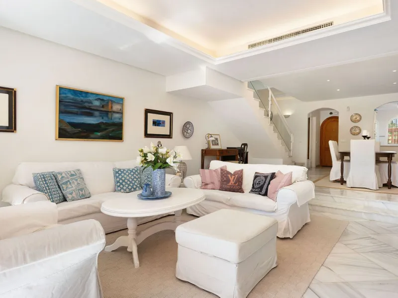 This well presented three-bedroom townhouse spans three spacious levels, combining comfort, space, and a great location in the heart of Nueva Andalucía. A wide selection of restaurants, cafés, bars, and boutiques are within walking distance, while Puerto 