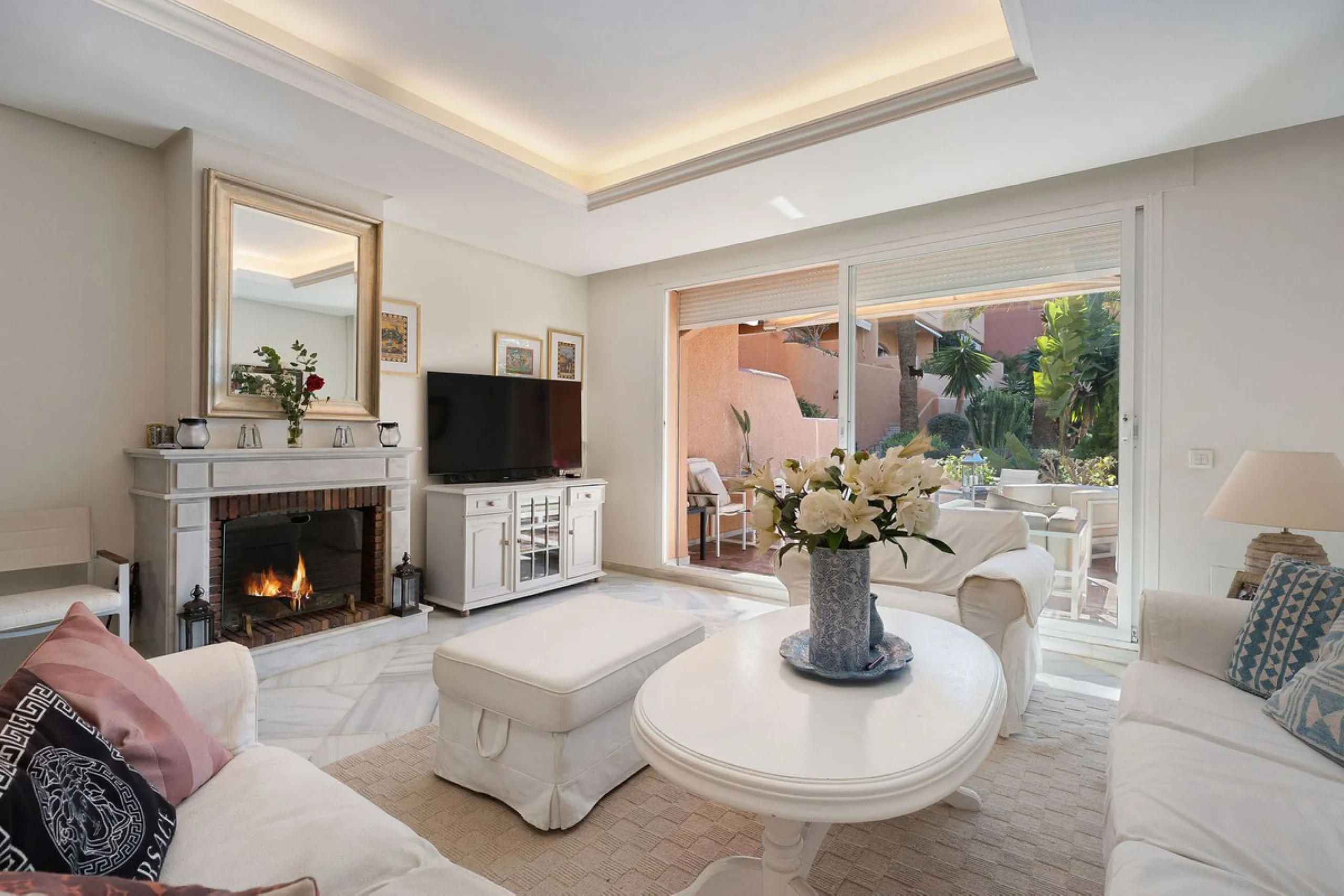 This well presented three-bedroom townhouse spans three spacious levels, combining comfort, space, and a great location in the heart of Nueva Andalucía. A wide selection of restaurants, cafés, bars, and boutiques are within walking distance, while Puerto 