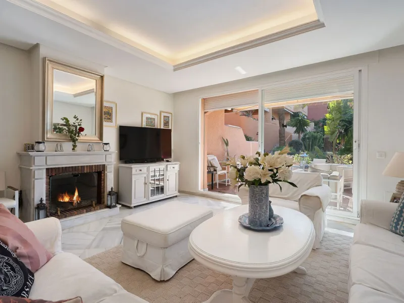 This well presented three-bedroom townhouse spans three spacious levels, combining comfort, space, and a great location in the heart of Nueva Andalucía. A wide selection of restaurants, cafés, bars, and boutiques are within walking distance, while Puerto 