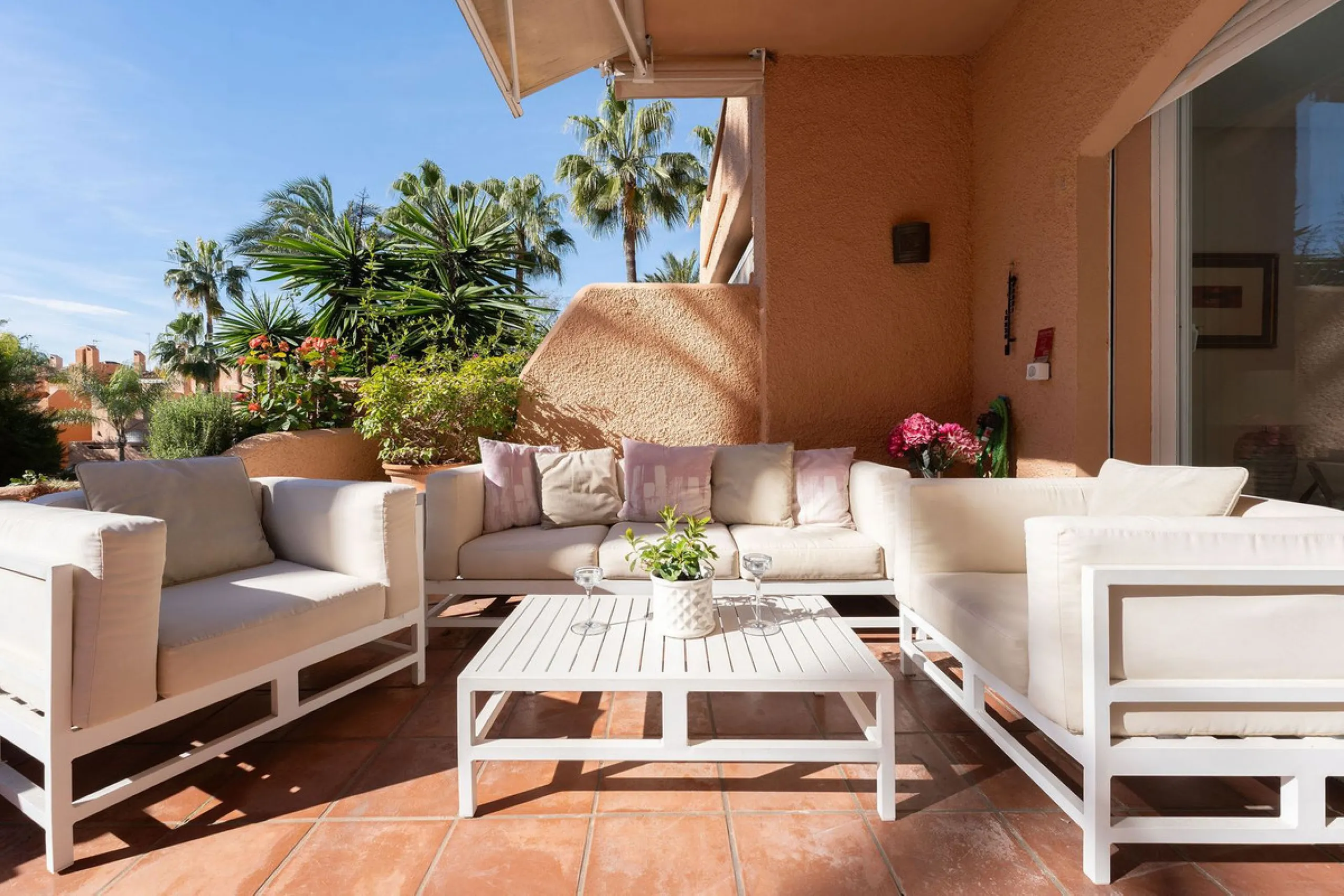 This well presented three-bedroom townhouse spans three spacious levels, combining comfort, space, and a great location in the heart of Nueva Andalucía. A wide selection of restaurants, cafés, bars, and boutiques are within walking distance, while Puerto 