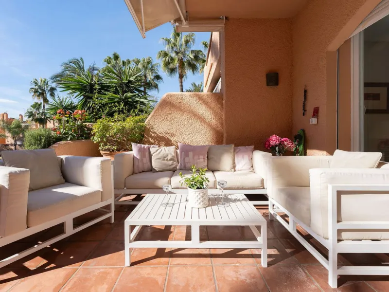 This well presented three-bedroom townhouse spans three spacious levels, combining comfort, space, and a great location in the heart of Nueva Andalucía. A wide selection of restaurants, cafés, bars, and boutiques are within walking distance, while Puerto 