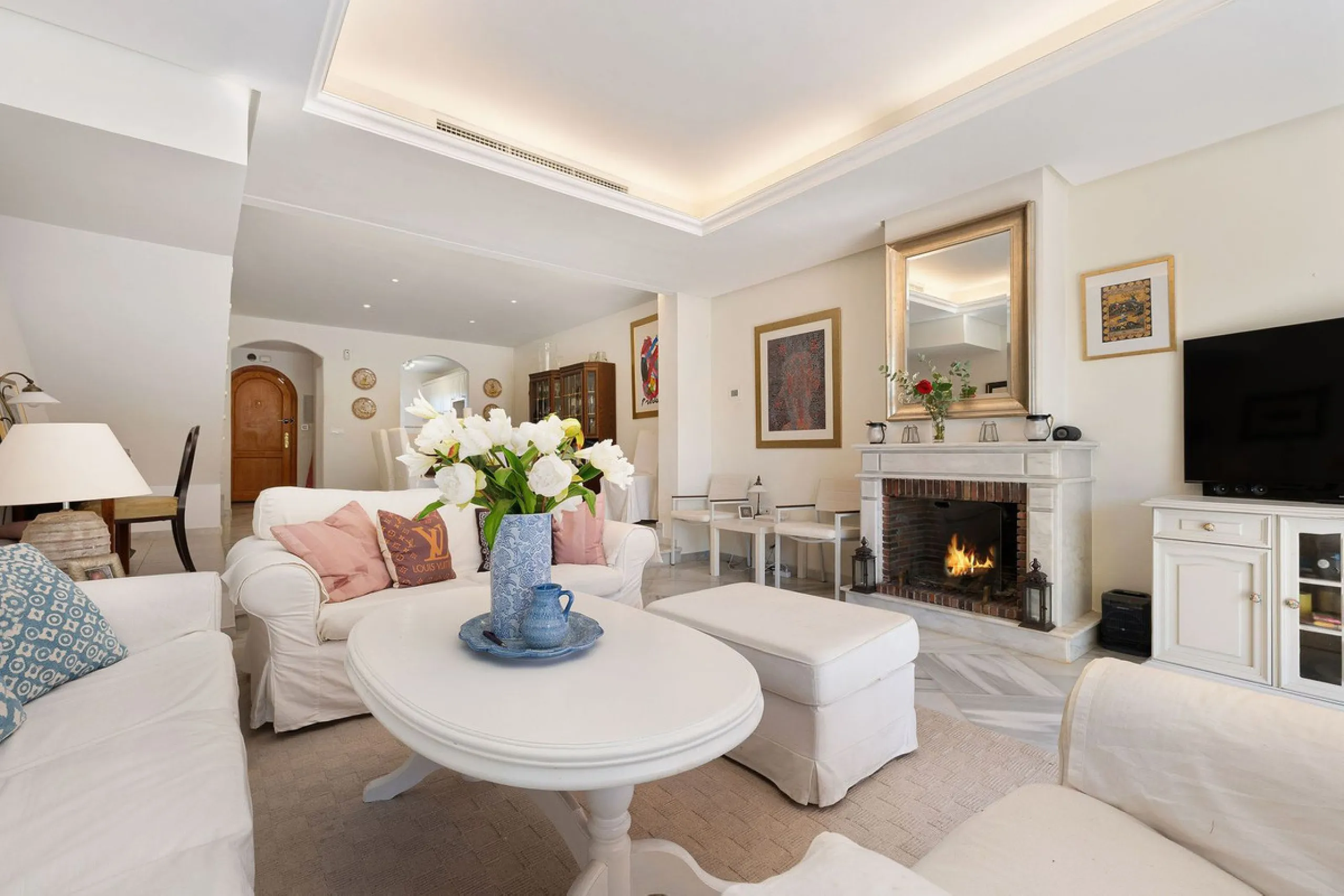 This well presented three-bedroom townhouse spans three spacious levels, combining comfort, space, and a great location in the heart of Nueva Andalucía. A wide selection of restaurants, cafés, bars, and boutiques are within walking distance, while Puerto 