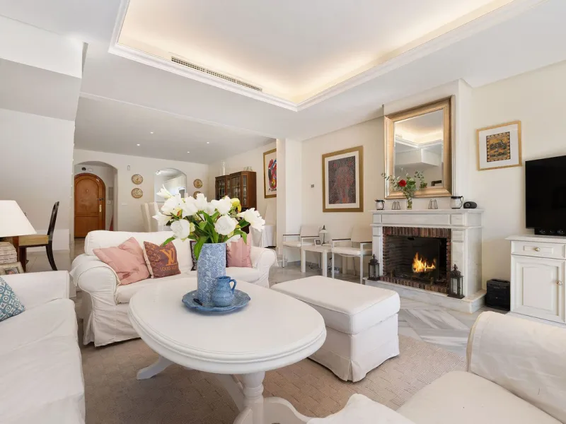 This well presented three-bedroom townhouse spans three spacious levels, combining comfort, space, and a great location in the heart of Nueva Andalucía. A wide selection of restaurants, cafés, bars, and boutiques are within walking distance, while Puerto 