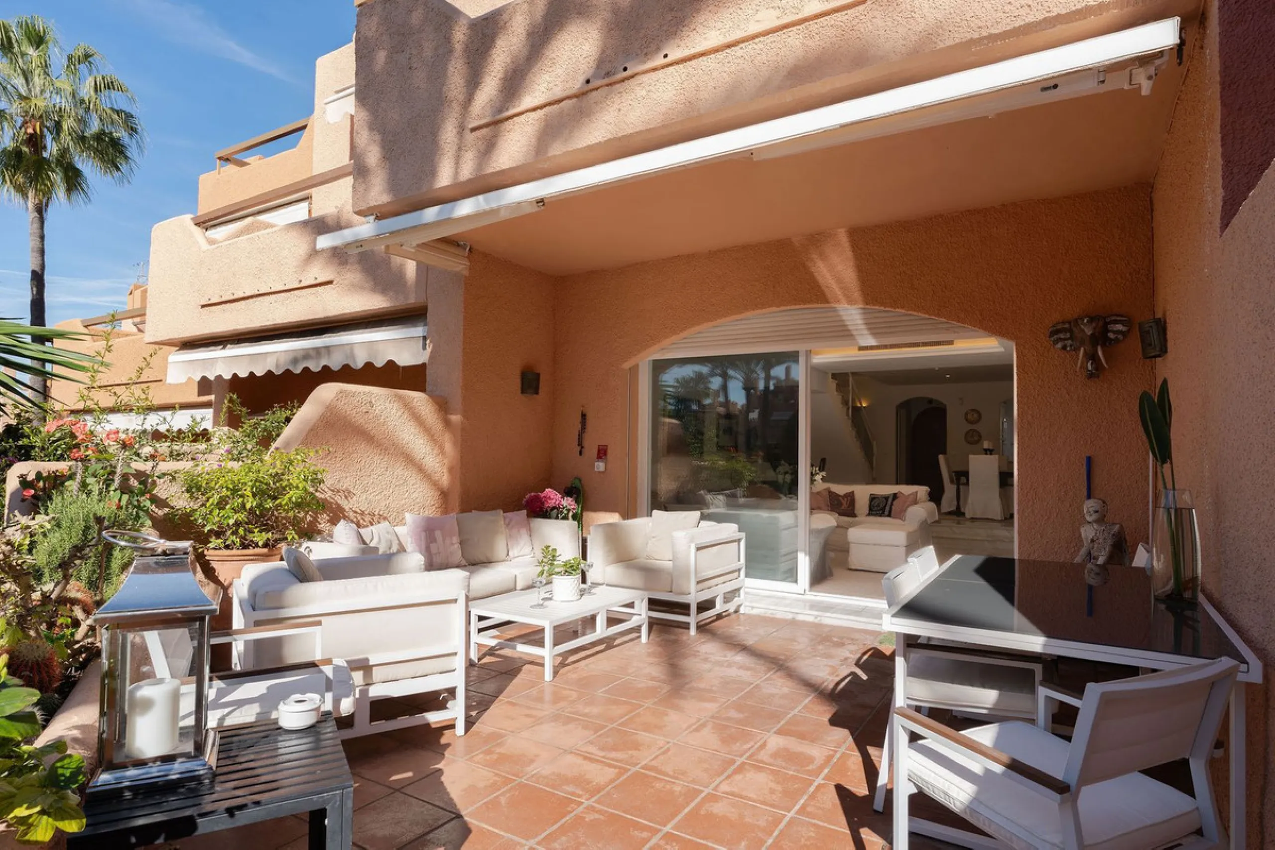 This well presented three-bedroom townhouse spans three spacious levels, combining comfort, space, and a great location in the heart of Nueva Andalucía. A wide selection of restaurants, cafés, bars, and boutiques are within walking distance, while Puerto 