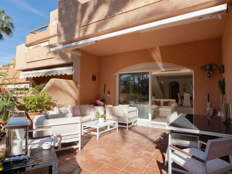 This well presented three-bedroom townhouse spans three spacious levels, combining comfort, space, and a great location in the heart of Nueva Andalucía. A wide selection of restaurants, cafés, bars, and boutiques are within walking distance, while Puerto 